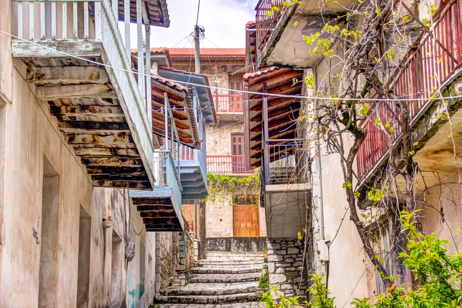 Στενό με σκαλιά και ξύλινα μπαλκόνια