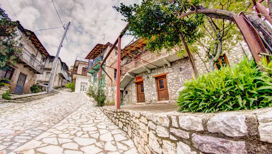 Καλντερίμι και πέτρινα σπίτια με πράσινο
